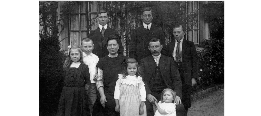 Familie van Bommel, 1911. v.l.n.r. Mien, Jo, Jan, Johanna-Maria, Anna, Piet, Toon sen. (mijn Opa) met Door (mijn moeder), Toon jun.